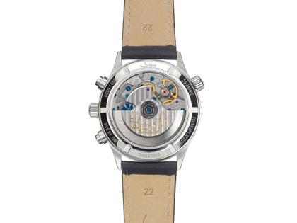 Sinn Spezialuhren 6099 Frankfurter Finanzplatzuhr Automatik Edelstahl 41,5mm silberfarbenes Zifferblatt Metallband limitiert – Herrenuhren Chronograph aus Edelstahl. Das Gehäuse ist rund und silber. Das Edelstahlarmband ist silber. Das Zifferblatt ist ein Index in silber. – Ansicht 3