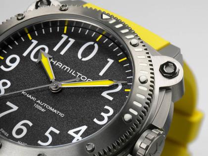 Hamilton Khaki Navy BeLOWZERO Auto Titanium 46mm schwarzes Zifferblatt gelbes Kautschukband – Herrenuhren Uhr ohne Datum aus Kautschuk und Titan. Das Gehäuse ist rund und grau. Das Kautschuk / Kunststoff / Silikon Armband ist gelb. Das Zifferblatt ist arabisch und schwarz. – Ansicht 5