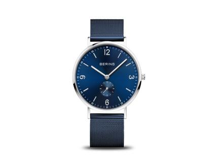 Bering Classic Quarz Edelstahl 40mm blaues Zifferblatt blaues Metallband – Herrenuhren Uhr ohne Datum aus Edelstahl. Das Gehäuse ist rund und silber. Das Edelstahlarmband ist blau. Das Zifferblatt ist arabisch Index und blau.