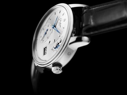Glashütte Original PanoMaticLunar Automatik Edelstahl 40mm silbernes Zifferblatt schwarzes Lederband – Herrenuhren Uhr mit Datum aus Edelstahl und Leder. Das Gehäuse ist rund und silber. Das Lederarmband Kroko / Alligator ist schwarz. Das Zifferblatt ist ein Index in silber. – Ansicht 2