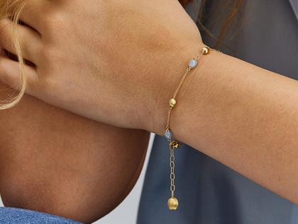 Nanis Dancing in the Rain Azure Armband Gelbgold Milky Aquamarin – Armschmuck Armband aus 750 Gelbgold. – Ansicht 3