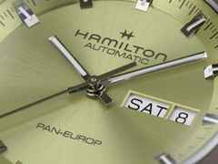 Hamilton American Classic Pan Europ Day Date Automatik Edelstahl 42 mm grünes Zifferblatt grünes Lederband – Herrenuhren Uhr mit Datum aus Edelstahl und Leder. Das Gehäuse ist rund und silber. Das Lederarmband ist grün. Das Zifferblatt ist ein Index in grün. – Ansicht 6
