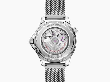 Omega Seamaster Diver 300M Automatik Edelstahl 42mm schwarzes Zifferblatt Metallband – Herrenuhren Uhr ohne Datum aus Aluminium und Edelstahl. Das Gehäuse ist rund und silber. Das Edelstahlarmband ist silber. Das Zifferblatt ist ein Index in schwarz. – Ansicht 2