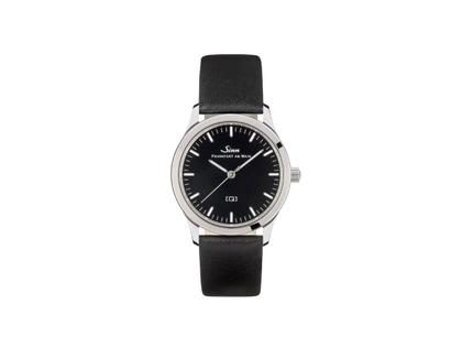 Sinn Spezialuhren 434 St S Quarz Edelstahl 34mm schwarzes Zifferblatt schwarzes Lederband – Damenuhren Uhr ohne Datum aus Edelstahl. Das Gehäuse ist rund und silber. Das Lederarmband ist schwarz. Das Zifferblatt ist ein Index in schwarz.