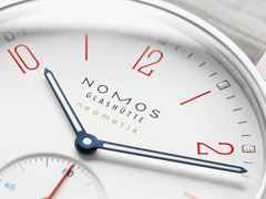 Nomos Glashütte Ahoi neomatik Signalweiß Automatik Edelstahl 36mm weißes Zifferblatt graues Textilband – Damenuhren Uhr ohne Datum aus Edelstahl. Das Gehäuse ist rund und silber. Das Textilarmband ist grau. Das Zifferblatt ist arabisch Index und weiß. – Ansicht 3
