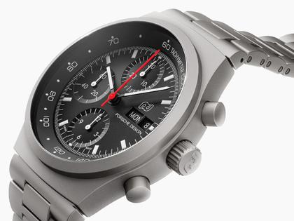 Porsche Design Chronograph 1 - 1975 Limited Edition – Herrenuhren Chronograph aus Titan. Das Gehäuse ist rund und silber. Das Textilarmband ist weiß. Das Zifferblatt ist ein Index in schwarz. – Ansicht 4