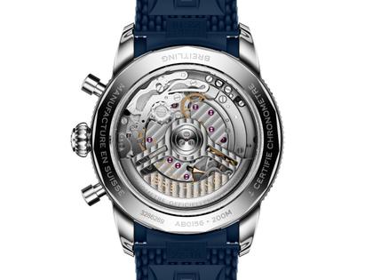 Breitling Superocean Heritage B01 Chronograph Automatik Edelstahl 42mm blaues Zifferblatt blaues Kautschukband – Herrenuhren Chronograph aus Edelstahl, Kautschuk und Keramik. Das Gehäuse ist rund und silber. Das Kautschuk / Kunststoff / Silikon Armband ist blau. Das Zifferblatt ist ein Index in blau. – Ansicht 3