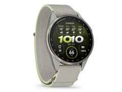 Garmin Approach S72 Titan Grau-DLC 47mm digitales Display graues Textilband – Herrenuhren Uhr Multifunktion aus Keramik und Kunststoff. Das Gehäuse ist rund und grau. Das Textilarmband ist grau. Das Zifferblatt ist digital und schwarz. – Ansicht 5