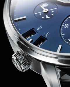 Glashütte Original Senator Cosmopolite Automatik Edelstahl 44mm blaues Zifferblatt blaues Lederband – Herrenuhren Uhr mit Datum aus Edelstahl. Das Gehäuse ist rund und silber. Das Lederarmband Kroko / Alligator ist blau. Das Zifferblatt ist ein Index in blau. – Ansicht 2