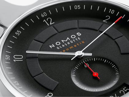 Nomos Glashütte Autobahn neomatik Automatik 41 mm Datum Director's Cut Limited Edition A9 – Herrenuhren Uhr mit Datum aus Edelstahl. Das Gehäuse ist rund und silber. Das Edelstahlarmband ist silber. Das Zifferblatt ist arabisch Index und schwarz. – Ansicht 4
