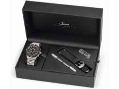 Sinn Spezialuhren 156.1 Fliegerchronograph Automatik Edelstahl 43mm schwarzes Zifferblatt schwarzes Lederband limitiert – Herrenuhren Chronograph aus Edelstahl. Das Gehäuse ist rund und silber. Das Lederarmband ist schwarz. Das Zifferblatt ist arabisch und schwarz. – Ansicht 5