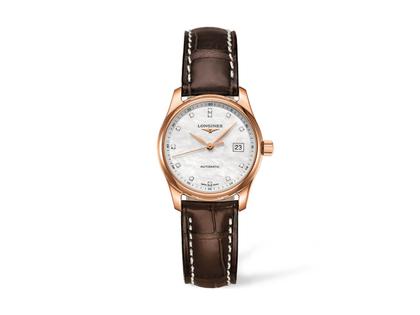 Longines Master Collection Automatik 29 mm Roségold Perlmutt Diamanten Lederband – Damenuhren Uhr mit Datum aus 750 Rotgold. Das Armband ist ein Lederarmband Kroko / Alligator. Der Zifferblatt ist arabisch.