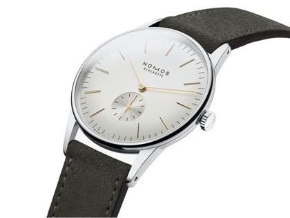 Nomos Glashütte Orion 38 Silber Handaufzug Edelstahl 38mm silberfarbenes Zifferblatt braunes Lederband Glasboden – Herrenuhren Uhr ohne Datum aus Edelstahl. Das Gehäuse ist rund und silber. Das Lederarmband ist grau. Das Zifferblatt ist ein Index in silber. – Ansicht 3