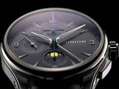 Union Glashütte Belisar Chronograph Mondphase Automatik Edelstahl 42mm graues Zifferblatt schwarzes Lederband – Herrenuhren Chronograph aus Edelstahl. Das Gehäuse ist rund und silber. Das Lederarmband ist schwarz. Das Zifferblatt ist arabisch Index und grau. – Ansicht 3