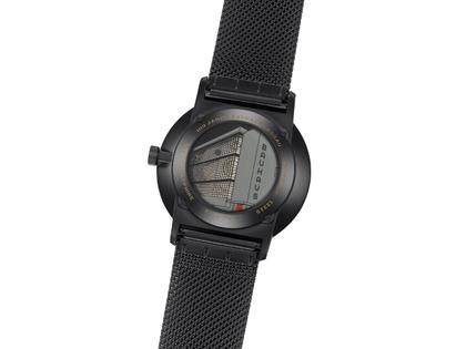 Junghans FORM Quarz Edelstahl Schwarz-PVD 39mm schwarzes Zifferblatt Metallband – Herrenuhren Uhr mit Datum aus Edelstahl und PVD beschichtet. Das Gehäuse ist rund und schwarz. Das Edelstahlarmband ist schwarz. Das Zifferblatt ist ein Index in schwarz. – Ansicht 2