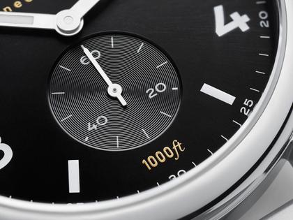 Nomos Glashütte Club Sport neomatik 42 Datum Automatik Edelstahl 42mm schwarzes Zifferblatt Metallband – Herrenuhren Uhr mit Datum aus Edelstahl. Das Gehäuse ist rund und silber. Das Edelstahlarmband ist silber. Das Zifferblatt ist arabisch Index und schwarz. – Ansicht 3