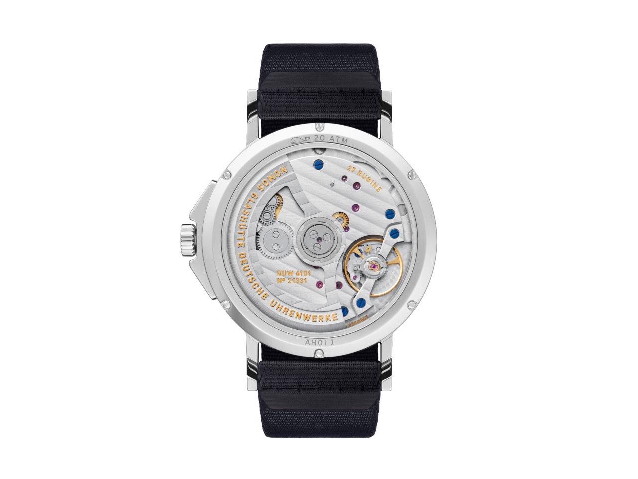 Nomos Glashütte Ahoi neomatik 38 Datum Sky Automatik Edelstahl himmelblaues Zifferblatt dunkelblaues Textilband Glasboden – Herrenuhren Uhr mit Datum aus Edelstahl. Das Gehäuse ist rund und silber. Das Textilarmband ist blau. Das Zifferblatt ist arabisch Index und blau. – Ansicht 2