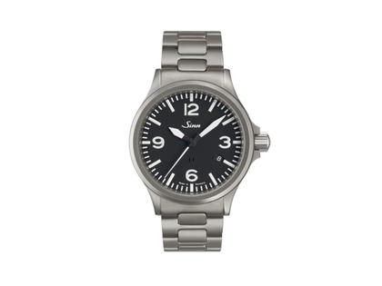 Herrenuhren Uhr mit Datum aus Edelstahl und Leder. Das Gehäuse ist rund und silber. Das Edelstahlarmband ist silber. Das Zifferblatt ist arabisch Index und schwarz.