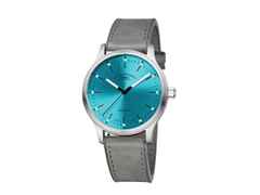 Mühle Glashütte Panova Türkisblau Automatik Edelstahl 40mm graues Lederband – Herrenuhren Uhr ohne Datum aus Edelstahl und Leder. Das Gehäuse ist rund und silber. Das Lederarmband ist grau. Das Zifferblatt ist ein Index in blau.