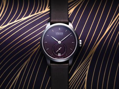 Union Glashütte 1893 Johannes Dürrstein Edition Kleine Sekunde Automatik Edelstahl 34mm violettes Zifferblatt graues Lederband – Damenuhren Uhr mit Datum aus Edelstahl und Leder. Das Gehäuse ist rund und silber. Das Lederarmband ist grau. Das Zifferblatt ist ein Index in lila. – Ansicht 5