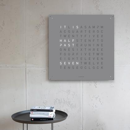 Qlocktwo Earth 90 Grey Pepper mit weiß lackiertem Holz – Großuhren Wanduhr aus Edelstahl. Das Gehäuse ist quadratisch. Das Zifferblatt ist digital und grau. – Ansicht 2