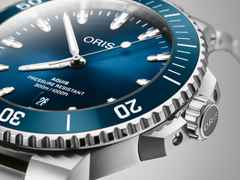 Oris Aquis Date Automatik Edelstahl 43,5mm blaues Zifferblatt Metallband – Herrenuhren Uhr mit Datum aus Edelstahl und Keramik. Das Gehäuse ist rund und silber. Das Edelstahlarmband ist silber. Das Zifferblatt ist ein Index in blau. – Ansicht 2