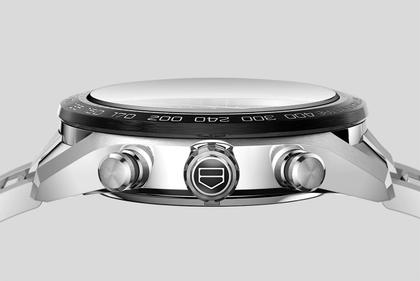 TAG Heuer Carrera Chronograph Automatik Edelstahl 44mm schwarzes Zifferblatt Metallband – Herrenuhren Chronograph aus Edelstahl und Keramik. Das Gehäuse ist rund und silber. Das Edelstahlarmband ist silber. Das Zifferblatt ist ein Index in schwarz. – Ansicht 3