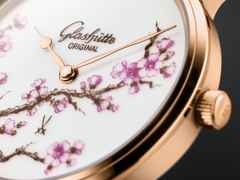 Glashütte Original Senator Meissen Cherry Blossom Automatik Roségold 40mm weißes Porzellan-Zifferblatt blaues Lederband – Herrenuhren Uhr ohne Datum aus 750 Rotgold und Leder. Das Gehäuse ist rund und roségold. Das Lederarmband Kroko / Alligator ist blau. Das Zifferblatt ist ohne Zeichen und weiß. – Ansicht 3