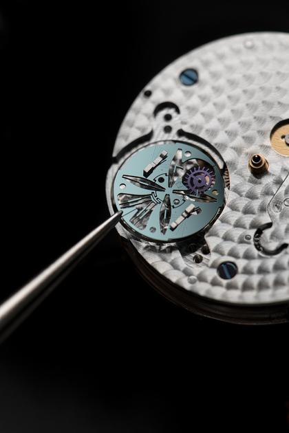 Frederique Constant Classics Monolithic Manufacture Automatik Edelstahl 40mm silberfarbenes Zifferblatt schwarzes Lederband – Herrenuhren Uhr mit Datum aus Edelstahl und Leder. Das Gehäuse ist rund und silber. Das Lederarmband Kroko / Alligator ist schwarz. Das Zifferblatt ist römisch und silber. – Ansicht 5