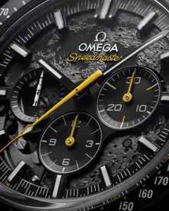 Omega Speedmaster Dark Side of the Moon Apollo 8 Chronograph Handaufzug Keramik 44mm schwarzes Zifferblatt schwarzes Kautschukband – Herrenuhren Chronograph aus Aluminium, Kautschuk und Keramik. Das Gehäuse ist rund und schwarz. Das Kautschuk / Kunststoff / Silikon Armband ist schwarz. Das Zifferblatt ist ein Index in schwarz. – Ansicht 6