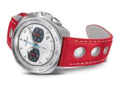 Junghans 1972 Chronoscope FIS Edition 2019 Quarz Edelstahl 43mm weißes Zifferblatt rotes Lederband – Herrenuhren Chronograph aus Edelstahl. Das Gehäuse ist rund und silber. Das Lederarmband ist rot. Das Zifferblatt ist ein Index in weiß. – Ansicht 2