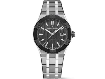 Maurice Lacroix Aikonic Automatik Edelstahl 43mm Carbon-Zifferblatt Metallband – Herrenuhren Uhr mit Datum aus Edelstahl. Das Gehäuse ist rund und silber. Das Edelstahlarmband ist silber. Das Zifferblatt ist ein Index in schwarz.