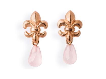 Drachenfels Design Lilienkönigin Ohrstecker klein Lilie roségoldplattiert Rosenquarz – Ohrschmuck Ohrstecker aus 925 Silber.