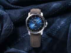 Mühle Glashütte 29er Casual Automatik Edelstahl 42,4mm blaues Zifferblatt braunes Lederband – Herrenuhren Uhr mit Datum aus Edelstahl und Leder. Das Gehäuse ist rund und silber. Das Lederarmband ist blau. Das Zifferblatt ist ein Index in braun. – Ansicht 6
