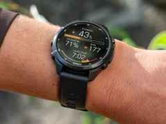 Garmin Fenix 9 Pro inReach Titan 43mm digitales Display schwarzes Silikonband – Herrenuhren Uhr Multifunktion aus Kautschuk und Titan. Das Gehäuse ist rund und schwarz. Das Kautschuk / Kunststoff / Silikon Armband ist schwarz. Das Zifferblatt ist digital und schwarz. – Ansicht 7
