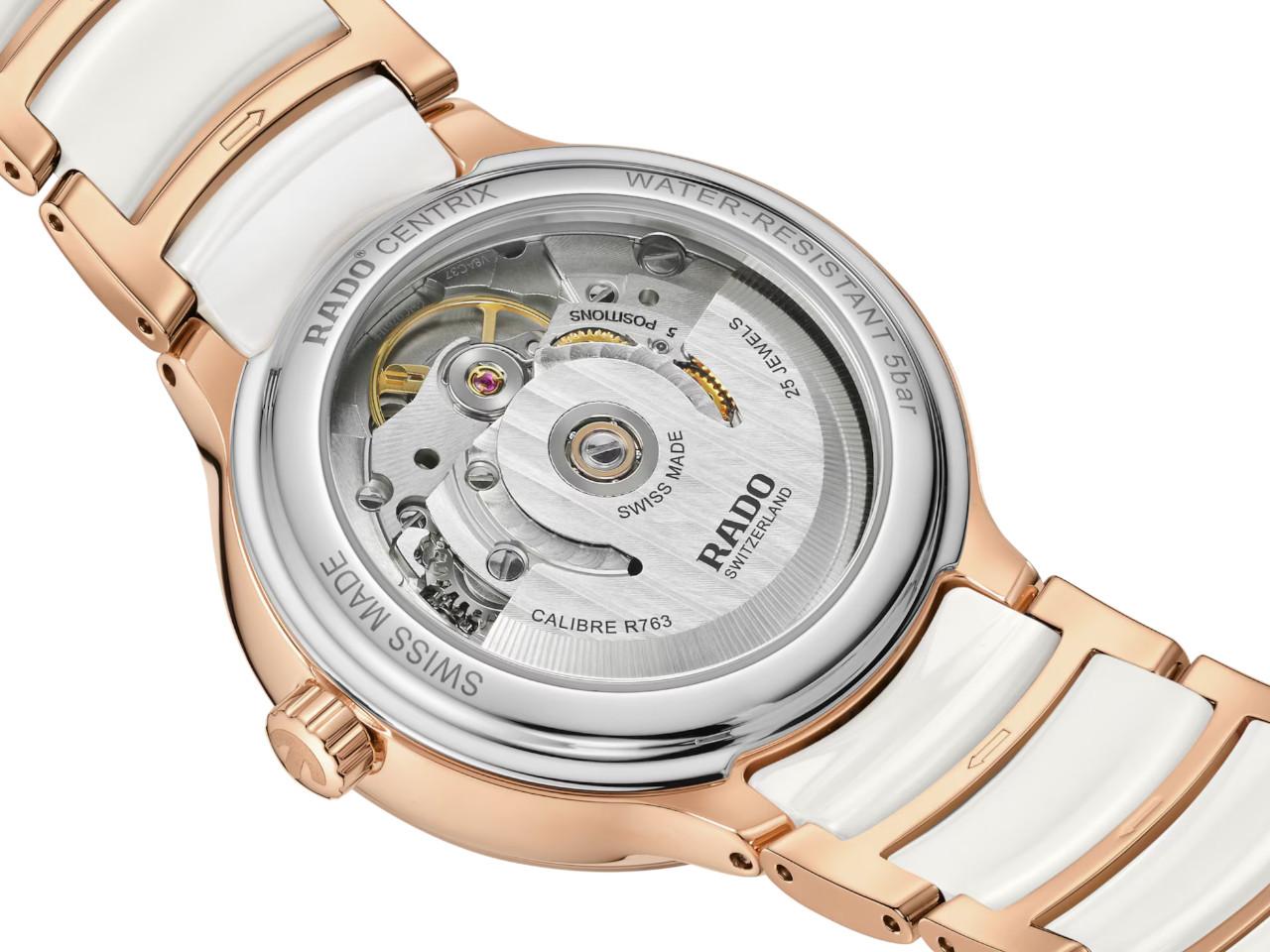 Rado Centrix Diamonds Automatik Edelstahl Roségold-PVD 35mm weißes Zifferblatt mit Brillanten Metallband – Damenuhren Uhr mit Datum aus Edelstahl, Keramik und PVD beschichtet. Das Gehäuse ist rund und roségold. Das Edelstahlarmband ist roségold. Das Zifferblatt ist ein Index in weiß. – Ansicht 4