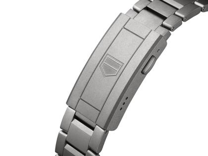 TAG Heuer Aquaracer Professional 200 Solargraph Titan 40mm schwarzes Zifferblatt Metallband – Herrenuhren Uhr mit Datum aus Titan. Das Gehäuse ist rund und silber. Das Titanarmband ist silber. Das Zifferblatt ist ein Index in schwarz. – Ansicht 5