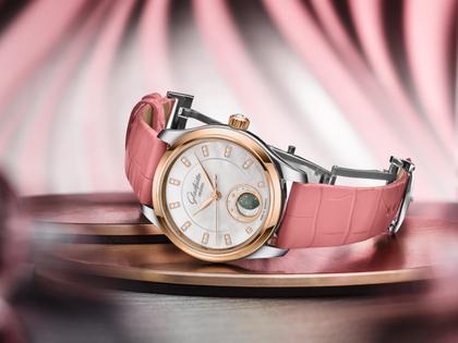 Glashütte Original Lady Serenade Luna Automatik Edelstahl 32,5mm weißes Zifferblatt pinkes Lederband – Damenuhren Uhr ohne Datum aus 750 Rotgold, Edelstahl und Leder. Das Gehäuse ist rund und silber. Das Lederarmband Kroko / Alligator ist rosa. Das Zifferblatt ist ein Index in weiß. – Ansicht 5
