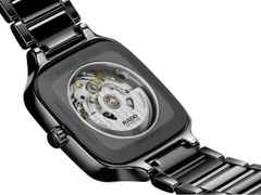 Rado True Square Open Heart Automatik Keramik 38mm schwarzes Zifferblatt schwarzes Keramikband – Herrenuhren Uhr ohne Datum aus Keramik und Titan. Das Gehäuse ist quadratisch und schwarz. Das Keramikarmband ist schwarz. Das Zifferblatt ist skelettiert und schwarz. – Ansicht 4