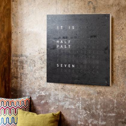 Qlocktwo Earth 90 Creator's Edition Metamorphite mit weiß lackiertem Holz – Großuhren Wanduhr aus Sonstiges. Das Gehäuse ist quadratisch. Das Zifferblatt ist digital und grau. – Ansicht 3