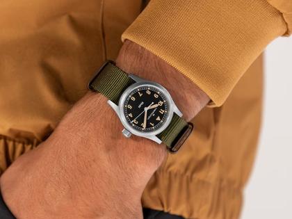 Hamilton Khaki Field Quartz Edelstahl 33mm schwarzes Zifferblatt grünes NATO-Textilband – Damenuhren Uhr ohne Datum aus Edelstahl. Das Gehäuse ist rund und grau. Das Textilarmband ist grün. Das Zifferblatt ist ein Index in schwarz. – Ansicht 5