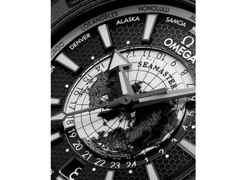 Omega Seamaster Planet Ocean 600M Automatik Edelstahl Schwarz-DLC 45,5mm schwarzes Zifferblatt schwarzes Kautschukband – Herrenuhren Uhr mit Datum aus DLC beschichtet, Edelstahl, Kautschuk und Keramik. Das Gehäuse ist rund und schwarz. Das Kautschuk / Kunststoff / Silikon Armband ist schwarz. Das Zifferblatt ist ein Index in schwarz. – Ansicht 4
