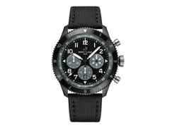Breitling Super Avi B04 Chronograph GMT 46 Mosquito Night Fighter Automatik Keramik schwarzes Zifferblatt schwarzes Textilband – Herrenuhren Chronograph aus Edelstahl, Keramik, Leder und Titan. Das Gehäuse ist rund und silber. Das Lederarmband ist schwarz. Das Zifferblatt ist arabisch und schwarz.