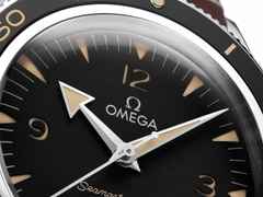Omega Seamaster 300 Automatik Edelstahl 41mm schwarzes Zifferblatt braunes Lederband – Herrenuhren Uhr ohne Datum aus Aluminium und Edelstahl. Das Gehäuse ist rund und silber. Das Lederarmband ist braun. Das Zifferblatt ist arabisch Index und schwarz. – Ansicht 4