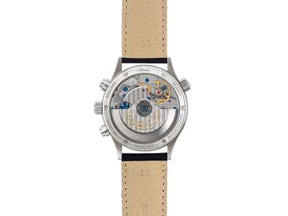 Sinn Spezialuhren 6000 Frankfurter Finanzplatzuhr Automatik Edelstahl 38,5mm silberfarbenes Zifferblatt Metallband limitiert – Herrenuhren Chronograph aus Edelstahl. Das Gehäuse ist rund und silber. Das Edelstahlarmband ist silber. Das Zifferblatt ist ein Index in silber. – Ansicht 3