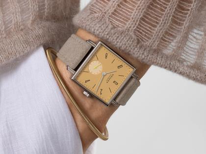 Nomos Glashütte Tetra Origins Ochra Handaufzug Edelstahl 29,5mm gelbes Zifferblatt graues Lederband Glasboden – Damenuhren Uhr ohne Datum aus Edelstahl und Leder. Das Gehäuse ist quadratisch und silber. Das Lederarmband ist grau. Das Zifferblatt ist arabisch Index und gelb. – Ansicht 11