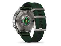 Garmin MARQ Golfer Gen 3 Titan 47mm digitales Display grünes Textilband – Herrenuhren Uhr Multifunktion aus Kautschuk, Keramik und Titan. Das Gehäuse ist rund und grau. Das Textilarmband ist grün. Der Zifferblatt ist digital. – Ansicht 4