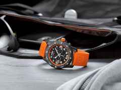 Breitling Endurance Pro 44 Chronograph Quarz Breitlight schwarzes Zifferblatt orangefarbenes Kautschukband – Herrenuhren Chronograph aus Sonstiges. Das Gehäuse ist rund und schwarz. Das Kautschuk / Kunststoff / Silikon Armband ist orange. Das Zifferblatt ist arabisch und schwarz. – Ansicht 4