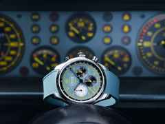 Union Glashütte Belisar Chronograph Speedster 2025 Limited Edition Automatik Edelstahl 44mm blaues Zifferblatt blaues Kautschukband – Herrenuhren Chronograph aus Edelstahl und Kautschuk. Das Gehäuse ist rund und silber. Das Kautschuk / Kunststoff / Silikon Armband ist blau. Das Zifferblatt ist arabisch und blau. – Ansicht 4