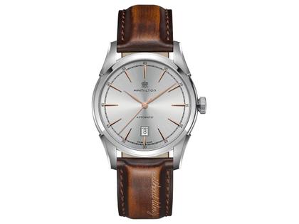 Herrenuhren Uhr mit Datum aus Edelstahl und Leder. Das Gehäuse ist rund und silber. Das Lederarmband ist braun. Das Zifferblatt ist ein Index in silber.